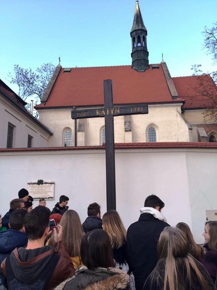 9. Krakkó Kereszt a Wawel lábánál a katyni mészárlás emlékére.jpg