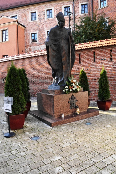 10. Krakkó II. János Pál szobra a waweli székesegyház előtt.jpg
