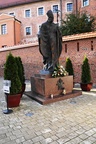 10. Krakkó II. János Pál szobra a waweli székesegyház előtt
